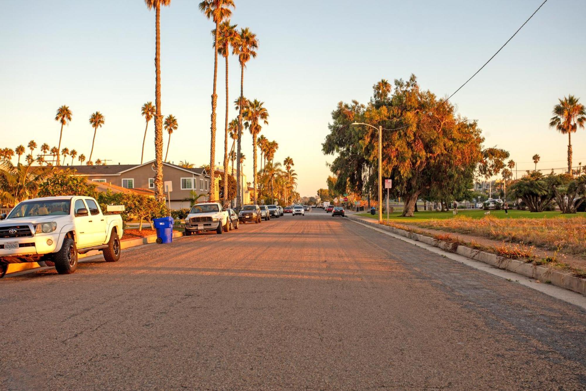 オーシャンサイド1 Block From Beach - Steps From Restaurants & Shopsアパートメント エクステリア 写真